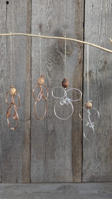 Kleine Engel aus Draht mit Baumperlenkopf – handgefertigt, individuell und voller zauberhafter Anmut.