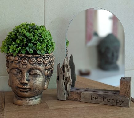 Kleiner Holzspiegel mit Treibholz und der Aufschrift be happy – schlicht, natürlich und voller positiver Energie.