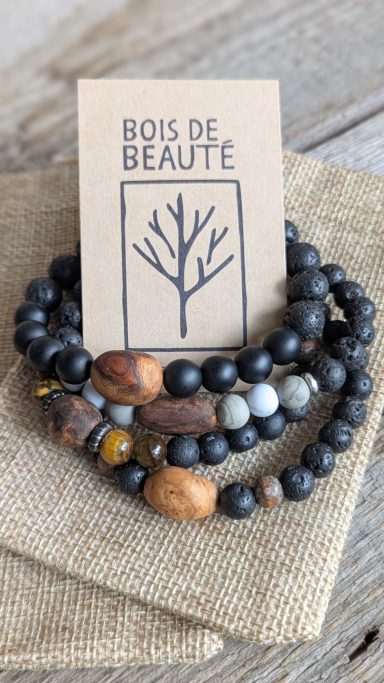 Handgefertigte Natursteinarmbänder mit eingearbeiteter Baumperle – verbindet Eleganz, Natur und Energie