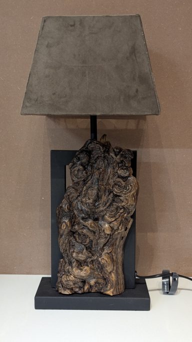 Handgefertigte Lampe mit markanten Hölzern und Wurzeln – natürliche Skulptur und Lichtquelle zugleich, einzigartig in Form und Ausstrahlung