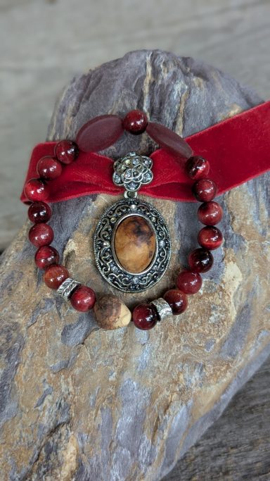 Vintage Trachtenschmuck mit Baumperlen und Holz neu interpretiert – einzigartiges, naturverbundenes Unikat