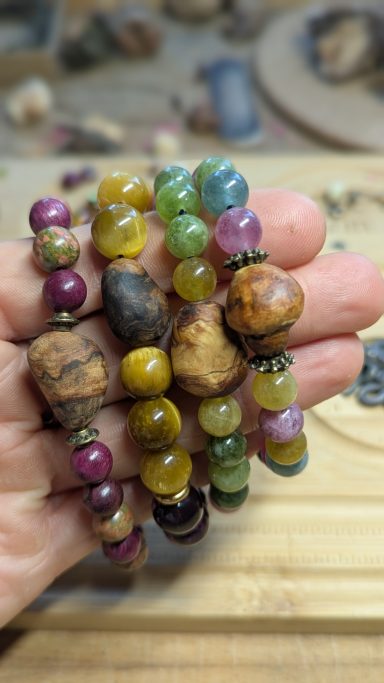 Handgefertigtes Natursteinarmband kombiniert mit einzigartiger Baumperle – stilvoller Naturschmuck, elegant und naturverbunden