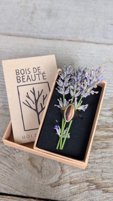 Individuelles Erinnerungsschmuckstück mit eingearbeiteter Baumperle – ein Unikat voller Herz und Bedeutung.