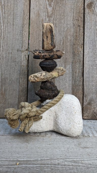 Handgefertigtes Dekorationsobjekt aus Treib- und Strandgut – einzigartig, naturverbunden und voller maritimer Ausstrahlung.