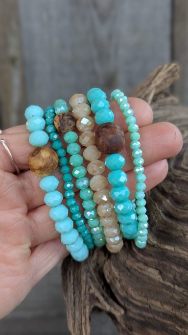 Handgefertigte Glassteinarmbänder kombiniert mit einzigartiger Baumperle – stilvoller Schmuck, kombinierbar, elegant und naturverbunden