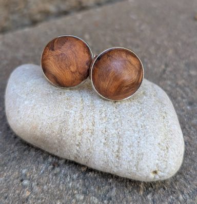 Handgefertigte Manschettenknöpfe mit Baumperlen – jedes Paar ein Ausdruck von Eleganz, Erdung und Naturverbundenheit