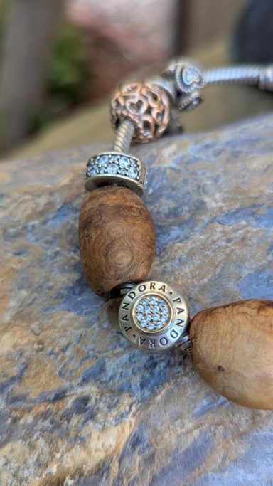 Charm-Anhänger aus Baumperle – einzigartiges, natürliches Schmuckdetail für Armbänder