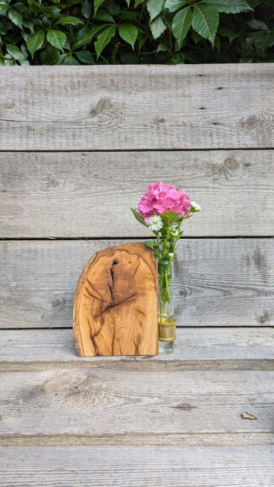 Einzigartige Vase mit Fundholz – natürlich, zeitlos und liebevoll gefertigt, um die Schönheit des Holzes in Szene zu setzen