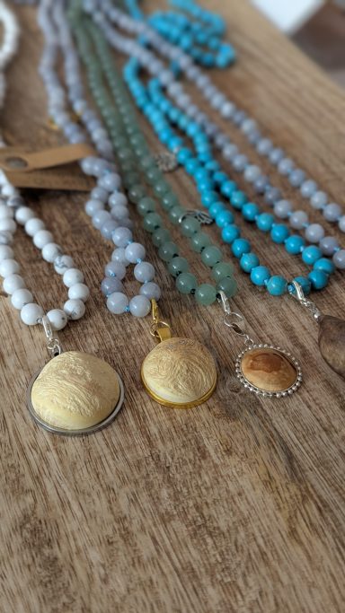 Wechselbare Kettenanhänger mit Baumperlen oder feinem Holz – handgearbeitet, individuell und voller Naturcharme.