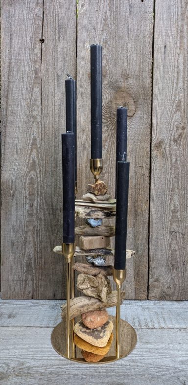 Einzigartiger 5-flammiger Kerzenständer – veredelt mit Treibholz und Strandgut. Jedes Element trägt die Spuren von Wasser, Wind und Zeit 