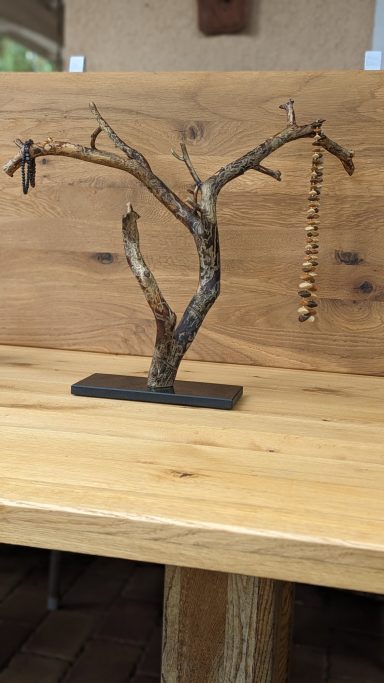 Handgefertigter Schmuckständer aus einem Kiefernast – natürlich & dekorativ. Perfekt, um Lieblingsstücke stilvoll zu präsentieren